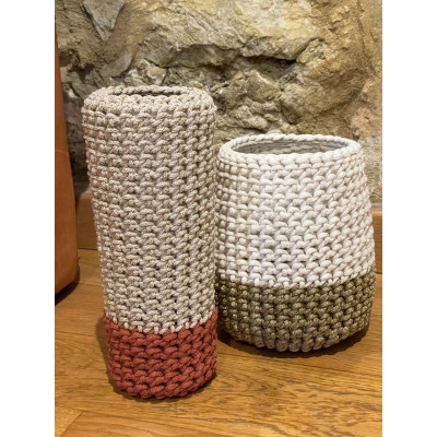 Vases au crochet avec verrerie intérieure. 19 et 25 cm.  Création et réalisation "maison".