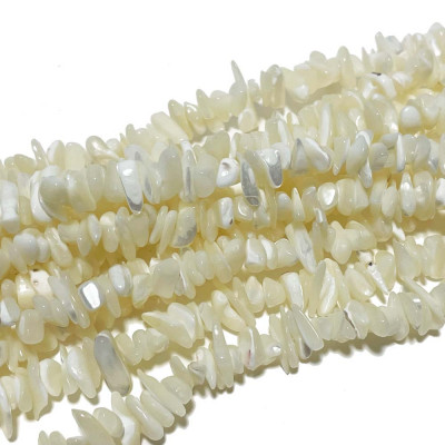 6 - 10 mm. Perles chips coquille trochid ivoire. Fil 90 cm