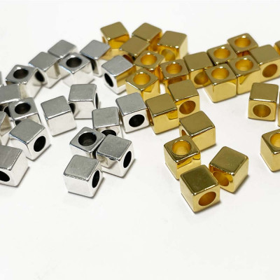 5 mm. Perle cube zamac argenté ou plaqué or 24 K