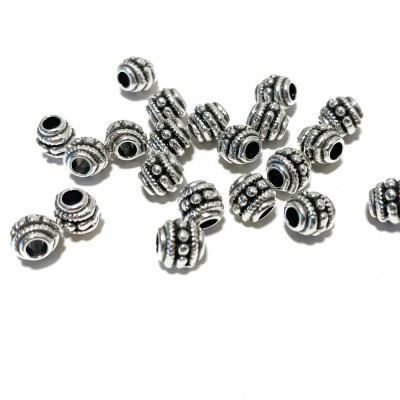 6 mm. Perle à relief en...