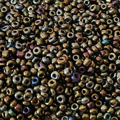 2 mm. Perles de rocailles, iris, arc en ciel. 35 g