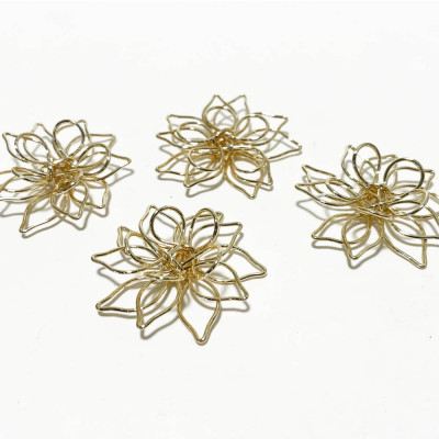 30 mm. Estampe breloque fleur. Laiton plaqué or 18k 30 mm. Estampe breloque fleur. Laiton plaqué or 18k