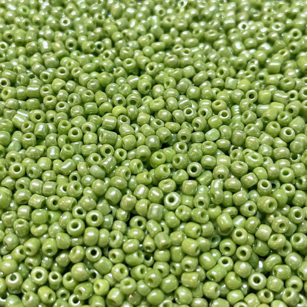 225 g. 2 mm Perles de rocaille, vert pomme.