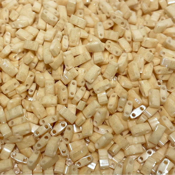 5 g, perles Miyuki half tila crème ceylon. 593