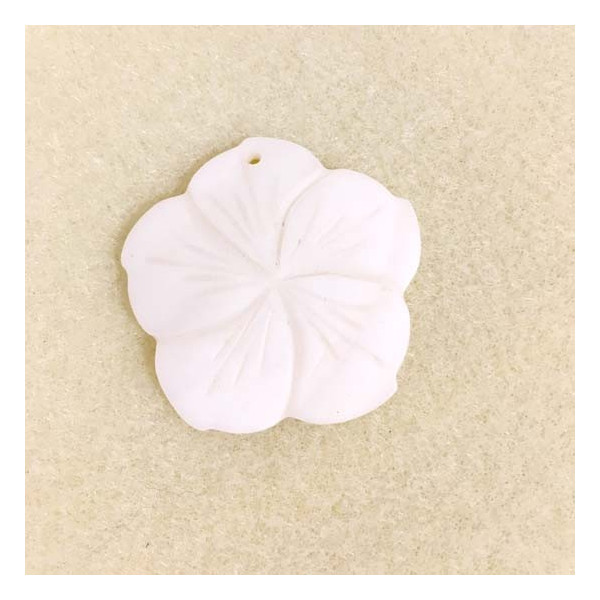 Coquillage. Pendentif fleur, diam. 3,8 cm