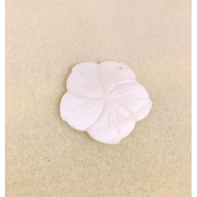 Pendentif fleur en coquillage, diam. 3,8 cm