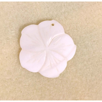 Pendentif fleur en coquillage, diam. 3,8 cm