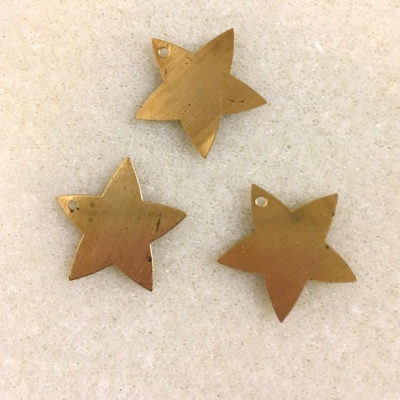 Breloque étoile en métal doré, 1,8 cm.