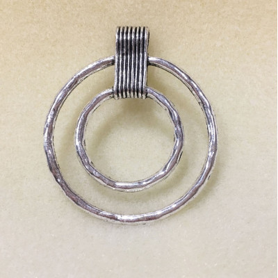 Pendentif double rond, métal argenté, 5 cm.