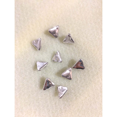 Perle triangle en zamac, 1*1 cm. Vendu à l'unité