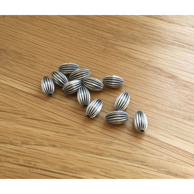 20 perles OLIVE striée, métal argenté. 12 mm