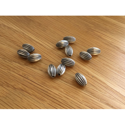 20 perles OLIVE striée, métal argenté. 12 mm