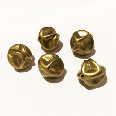 5 perles irrégulières, résine mordorée, 15 mm