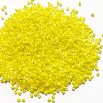 5 g Miyuki delica 11/0, jaune brillant. DB0160