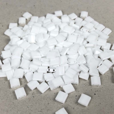 Tila beads, blanc opaque. 5*5*1,9 mm