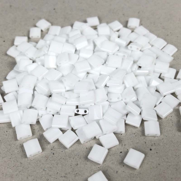 Tila beads, blanc opaque. 5*5*1,9 mm