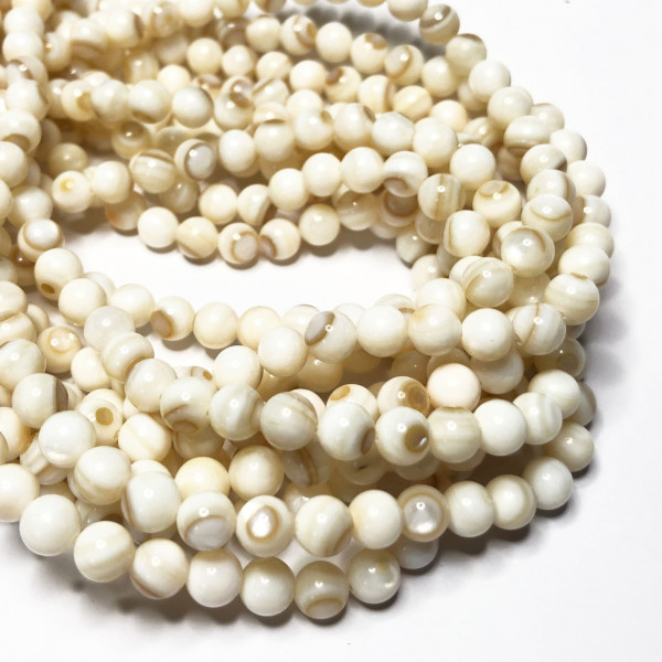 6 mm. Perles en coquillage. Fil de 60-62 perles.