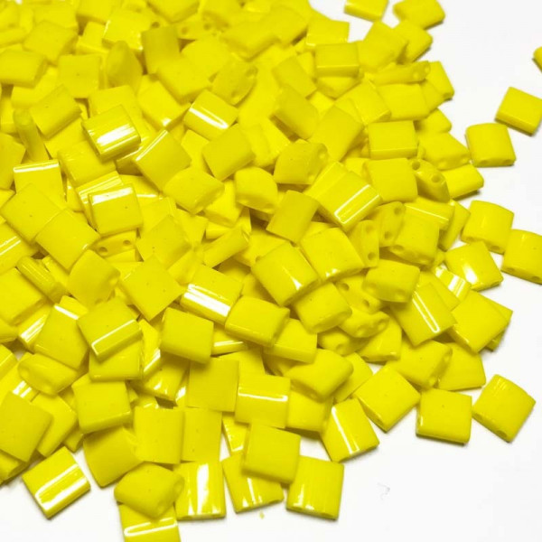 5 g. Perles Miyuki tila jaune opaque brillant. 404. Env 60 p.