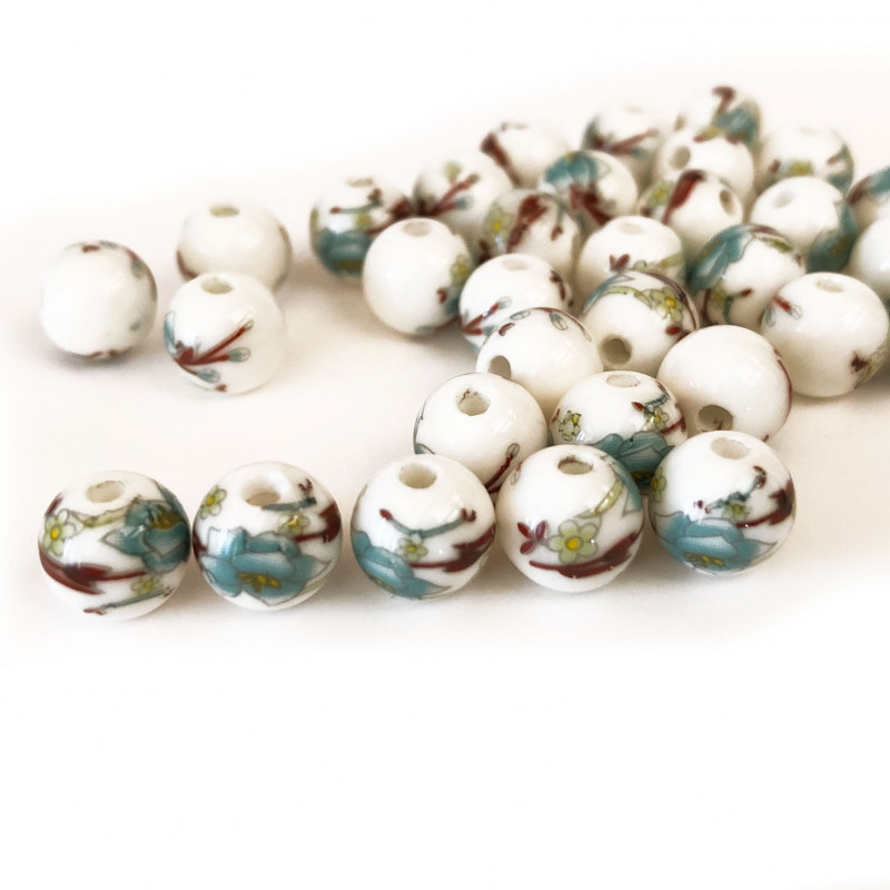 5 Perles en porcelaine peinte, décor lotus. Diamètre 8 mm, enfilage 1 mm.