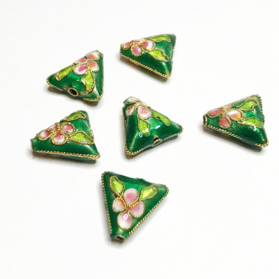 2 perles triangulaires 15*15 mm. Fleurs fond vert
