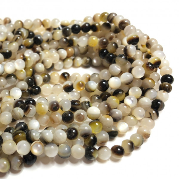 5 mm perles coquillage nuancé. Fil d'environ 75 perles