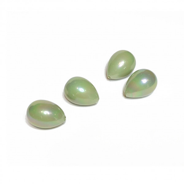 16 mm. 4 perles vert amande irisé. Poire