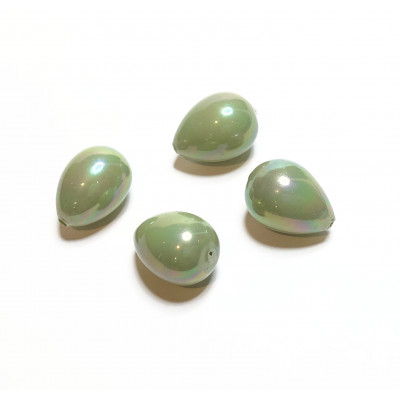 16 mm. 4 perles vert amande irisé. Poire