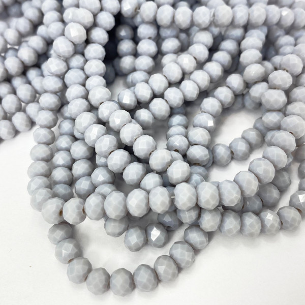 Perles verre facetté gris clair. Le fil