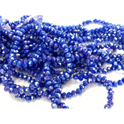 Perles en verre facetté bleu roi brillant. Le fil