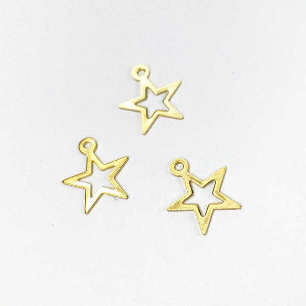 10,5*9,5 mm, breloque étoile. Laiton plaqué or 18 K. Vendu à la pièce