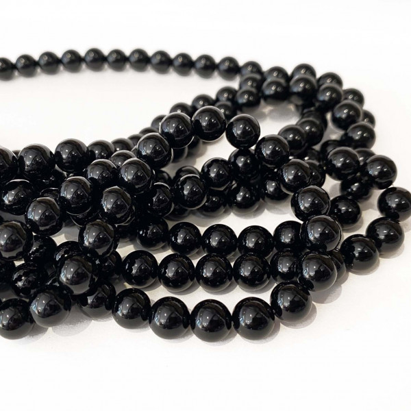 8 mm, Onyx noir naturel. Le fil env. 50 perles