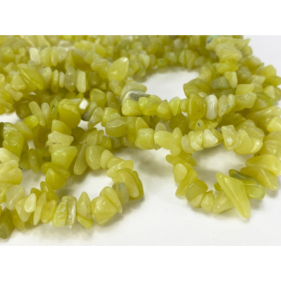 Fil 75 cm de chips jade naturelle, env 5/8 mm.