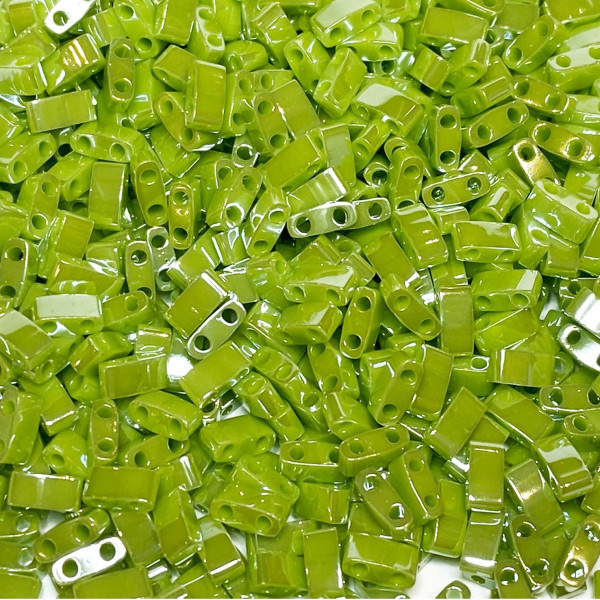 5 G, perles Half Tila beads, vert chartreuse brillant. 5*2,3*1,9 mm
