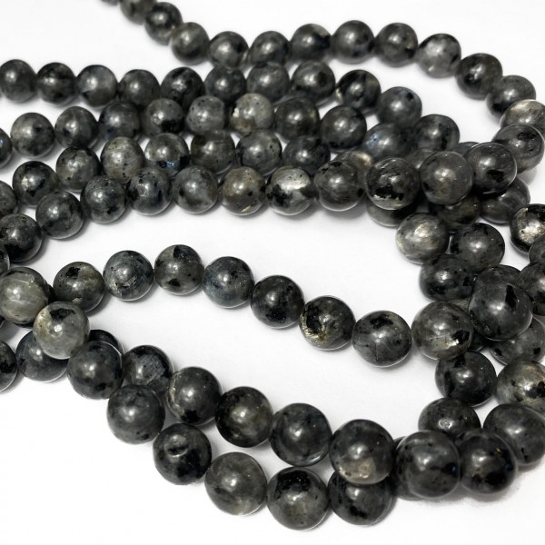 8 mm, perles en Labradorite noire. Le fil 46 p.