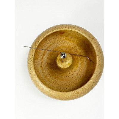 Moulin à perles en bois avec aiguille courbé. Diam 10 cm.