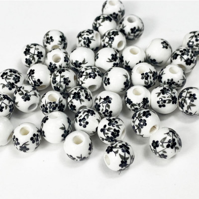 8mm. 5 perles boules céramique. Peint fleur noire