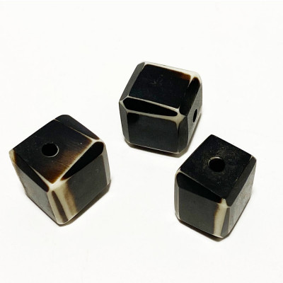 15*15 mm, cube acrylique. Noir et ivoire