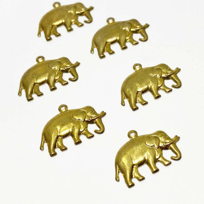 Laiton, 5 breloques éléphant doré. 18 mm.