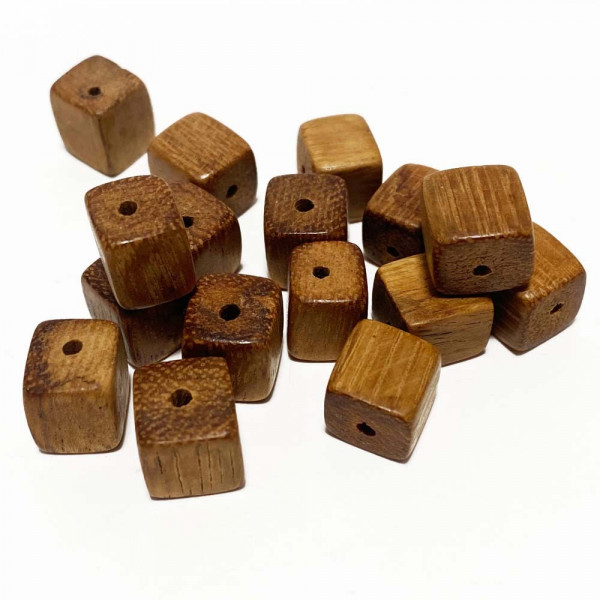 10*10 mm. 15 Cubes en bois
