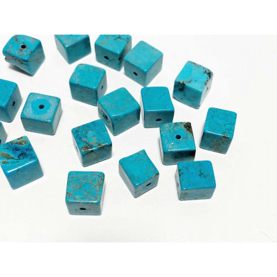 8 *8 mm. 5 perles cubes howlite turquoise.