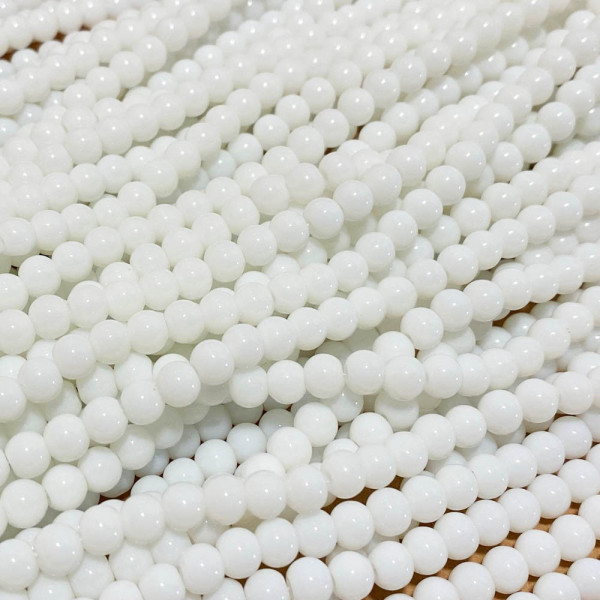 6 mm, perles rondes en verre blanc opaque. Fil env. 60 p
