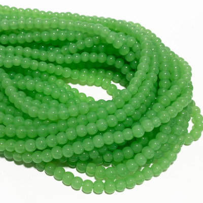 6 mm, perles rondes en verre vert. Fil env. 60 p