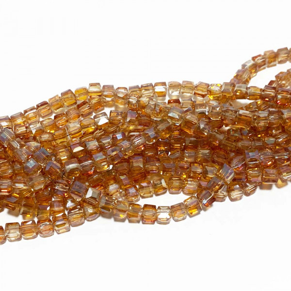 4*4 mm. Perles cubes en verres à facettes. Fil d'env. 100 perles