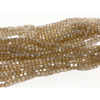 4*4 mm. 100 perles cubes en verre à facettes. Champagne