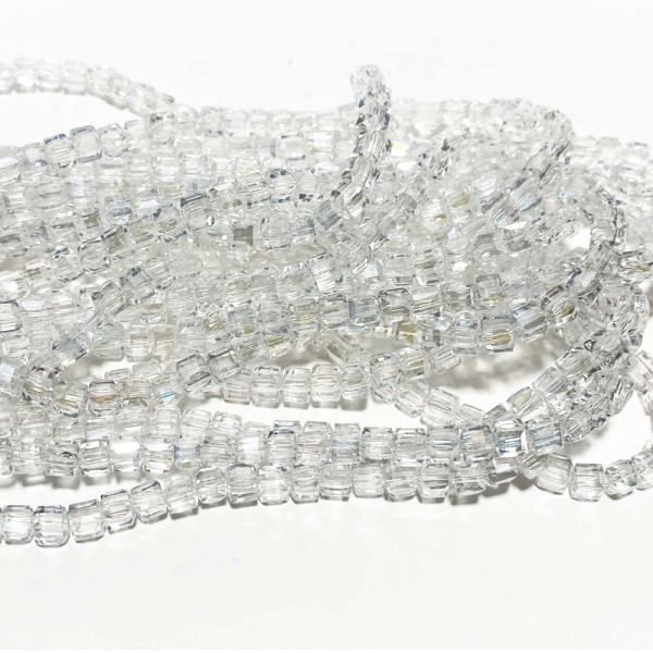 4*4 mm. Perles cubes en verre à facettes. Env. 100 perles.