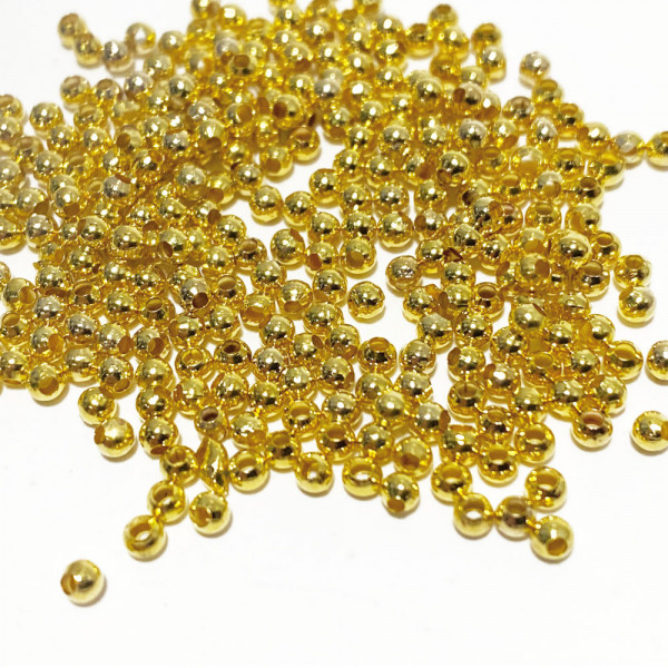 2,5 mm. Perles séparateurs en laiton doré. Env. 460 perles.