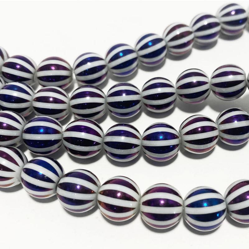10 mm. 5 perles en verre rayé violet électroplaqué.