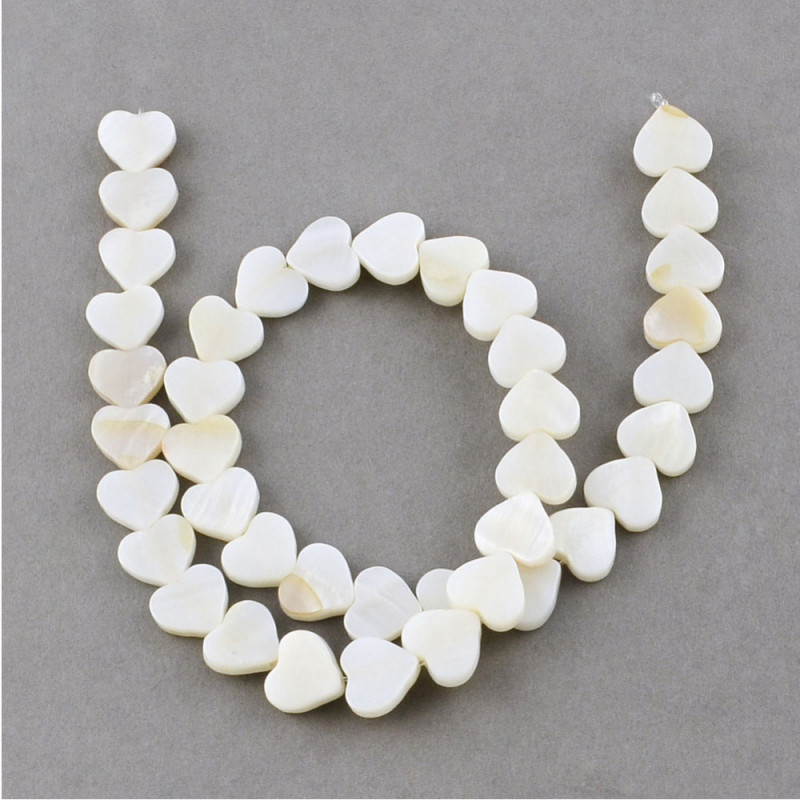 Perle coeur plat en coquillage ivoire. 10*10 mm. Vendu à la pièce