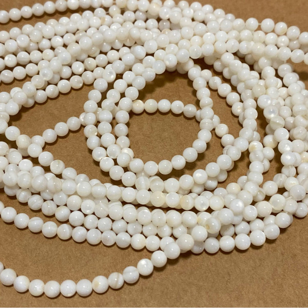 4 mm. Perles coquille d'eau douce. Env. 100 perles.
