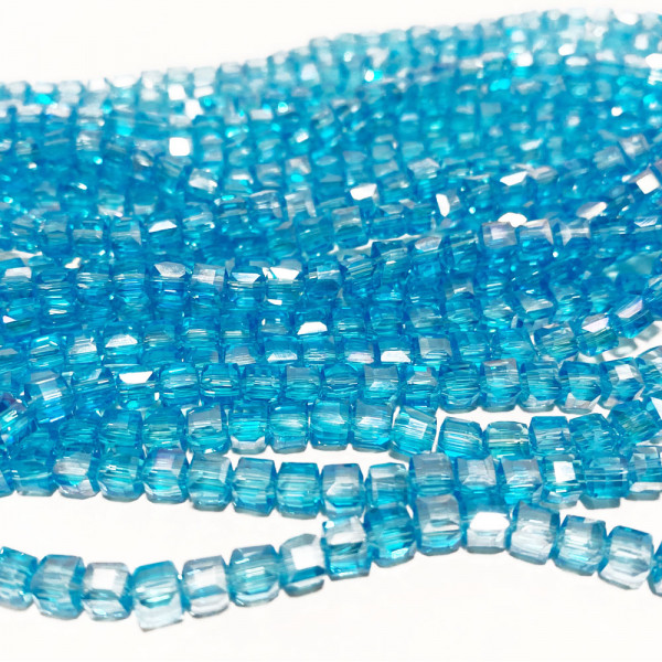 4*4 mm. Perles cubes en verre à facettes. Bleu azur.